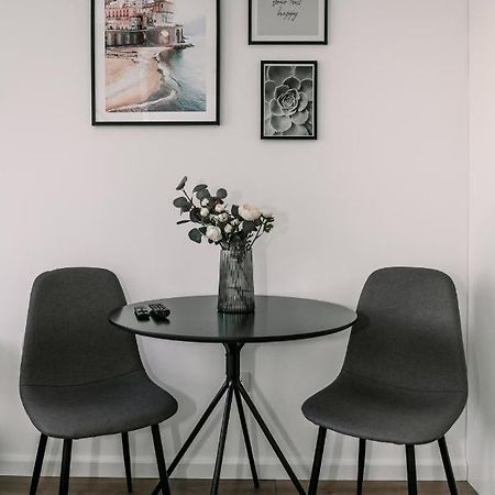 B15 - Wood&Black Apartman Gyor Luaran gambar