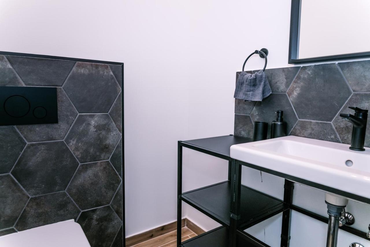 B15 - Wood&Black Apartman Gyor Luaran gambar