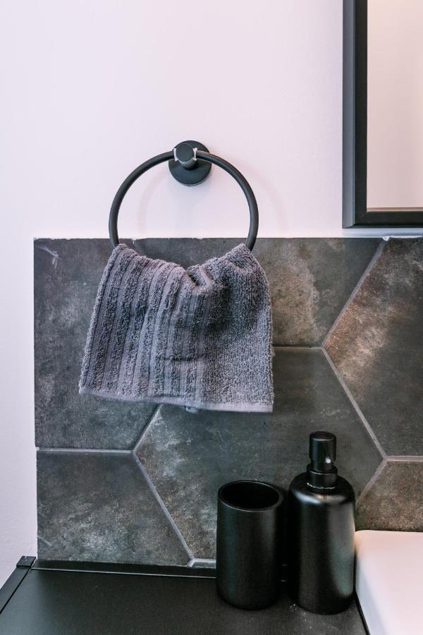 B15 - Wood&Black Apartman Gyor Luaran gambar