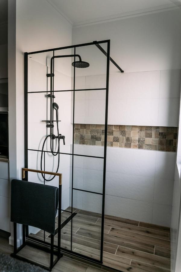 B15 - Wood&Black Apartman Gyor Luaran gambar