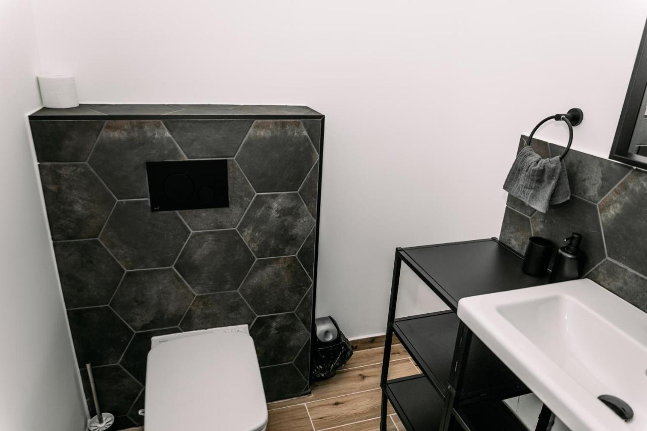 B15 - Wood&Black Apartman Gyor Luaran gambar